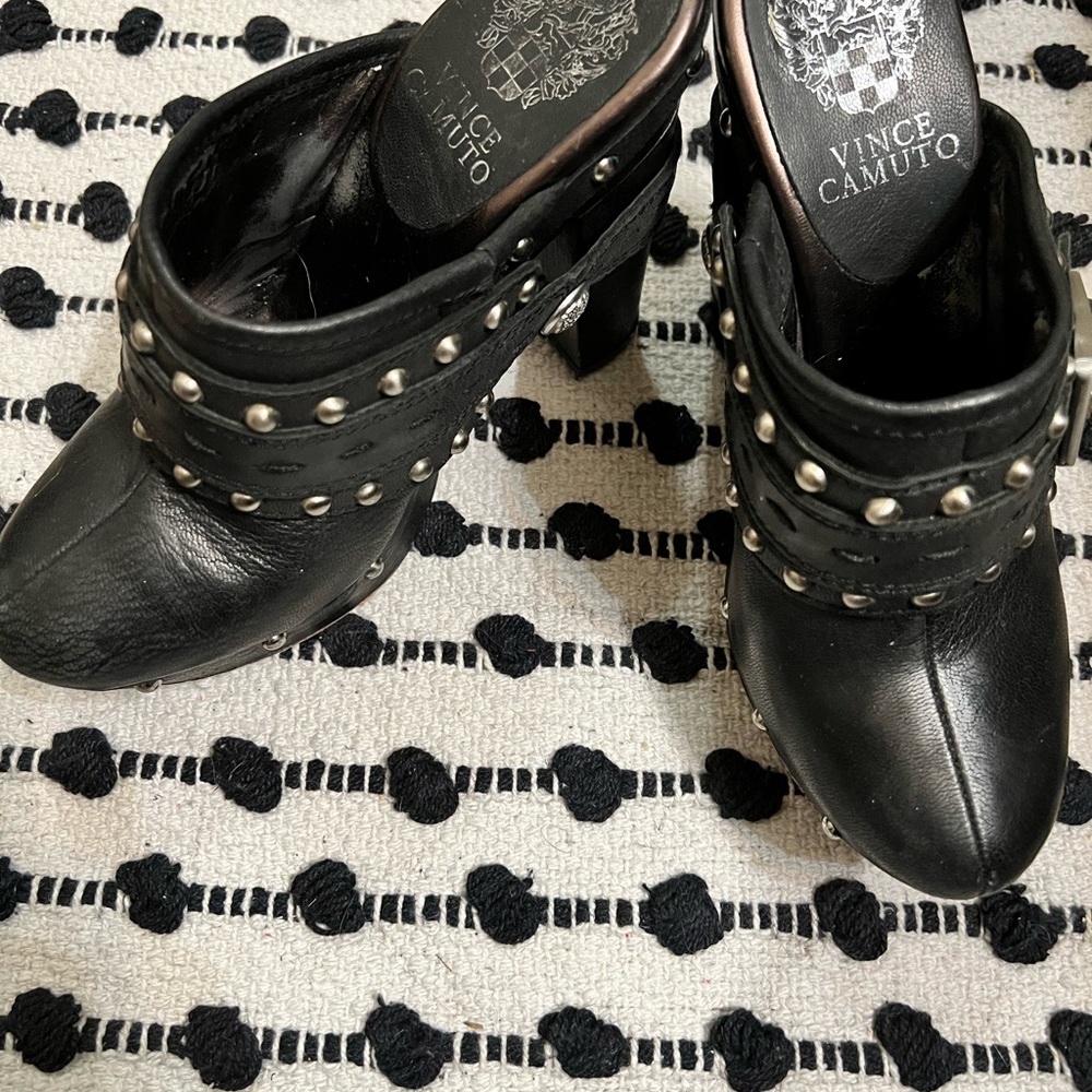 Super rad Vince Camuto clogs!😎